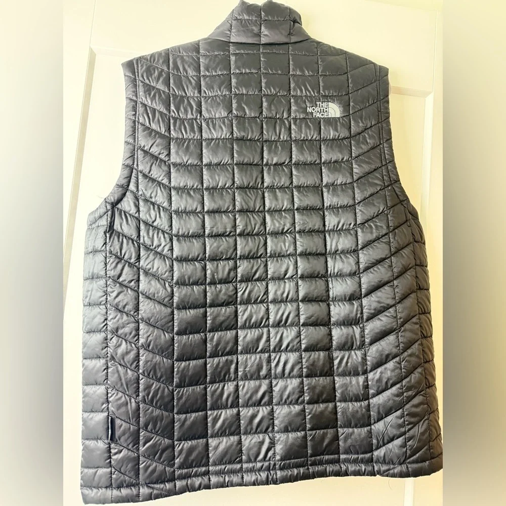 the North Face Quilted Vest Men’s Large Thermoball Eco Black Packable corp logo